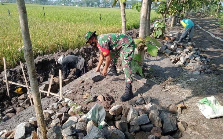 Bangun saluran irigasi di wilayah binaan 