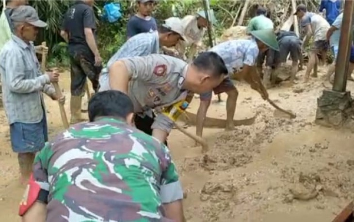 Bersihkan tanah longsor di wilayah binaan 