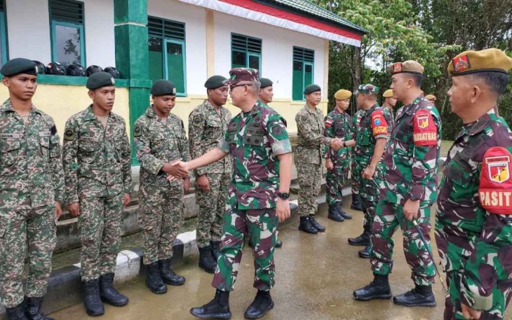 Kasdam XII/Tpr Brigjen TNI Djauhari saat mengunjungi pos satgas Yonarmed 19/Trik Bogani di perbatasan. Minggu (9/10)
