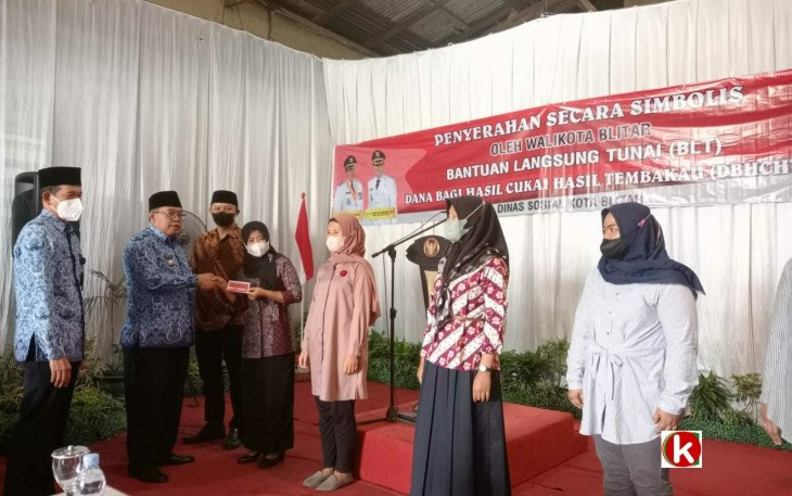 Walikota Blitar Santoso Secara Simbolis Serahkan BLT DBHCHT kepada Pekerja di Salah Satu Pabrik Rokok di Kota Blitar (Foto : Faisal NR / Klikwarta.com)