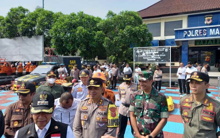 Danlanud Sugiri Sukani Letkol Pnb Supardo Butarbutar saat konferensi pers bersama Bupati Majalengka. Rabu (12/10)