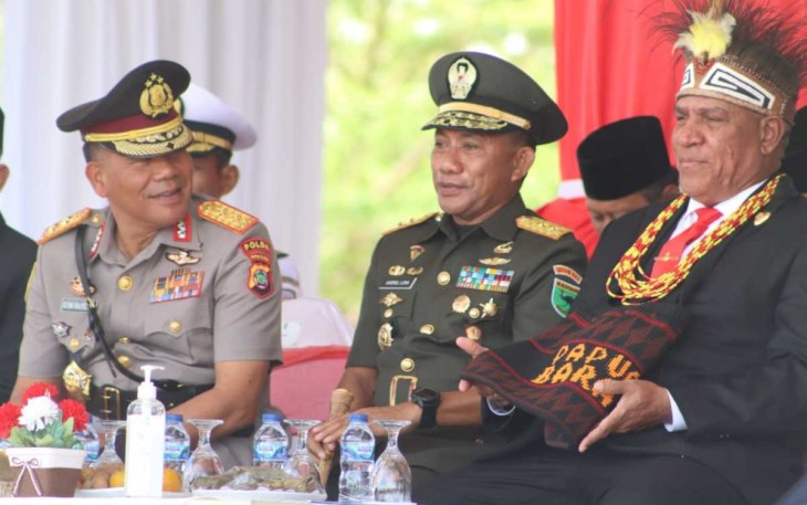Pangdam Kasuari Mayjen TNI Gabriel Lema bersama Gubernur Papua Barat dan Kapolda Papua Barat dalam peringatan HUT Provinsi Papua Barat Ke-23. Sorong, Rabu (12/10) 