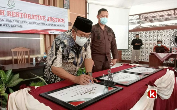 Walikota Blitar Santoso Tandatangani Prasasti Pendirian Rumah Restorative Justice di Kota Blitar (foto : Faisal NR / Klikwarta.com)