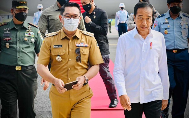 Gubernur Jawa barat Ridwan Kamil menyambut presiden Jokowi di Bandara Husein Sastranegara Bandung. Kamis (13/10)
