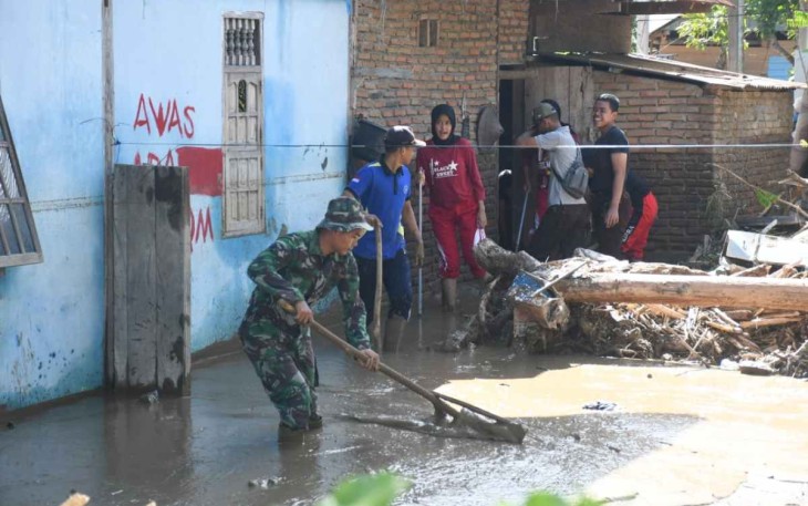 Pembersihan lumpur pasca banjir