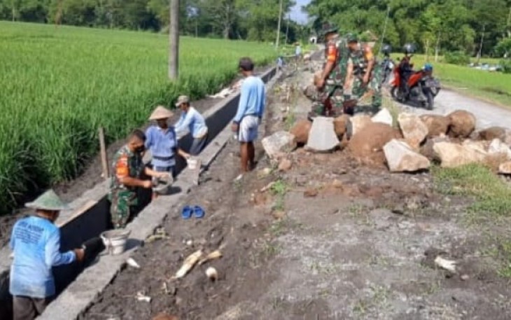 Gotong royong bangun talud di desa binaan