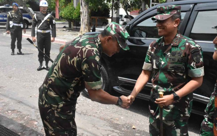 Dandim 0803/Madiun Letkol Inf Meina Helmi menyambut Pangdam V/Brw