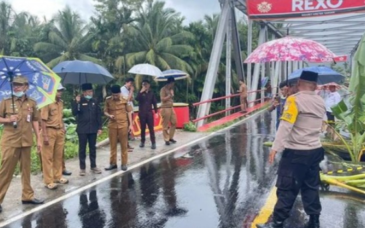 Bupati Agus Istiqlal saat Tinjau Kondisi Infrastruktur yang Rusak Akibat Banjir Bandang