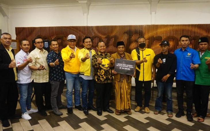 Partai Golkar saat serahkan Donasi untuk Aremania Korban Kanjuruhan