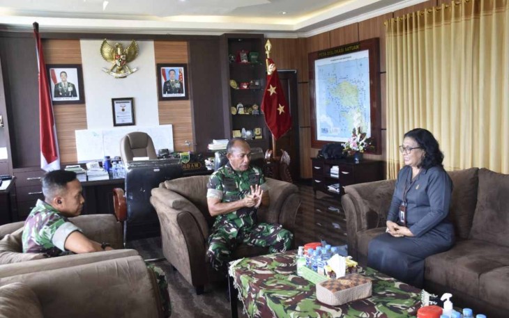 Pangdam Kasuari Mayjen TNI Gabriel Lema saat menerima Kepala BPS provinsi Papua Barat 