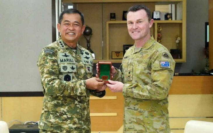 Pangkostrad Letjen TNI Maruli Simanjuntak saat menerima cenderamata 