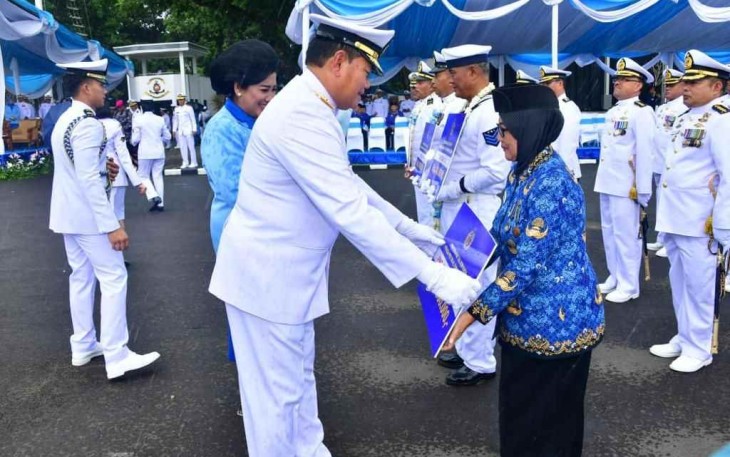Kasal Laksamana TNI Yudo Margono saat memberikan penghargaan 