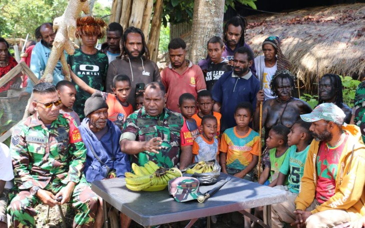 Dandim 1702/JWY Letkol Cpn Athenius Mirip bersama masyarakat desa Libarek
