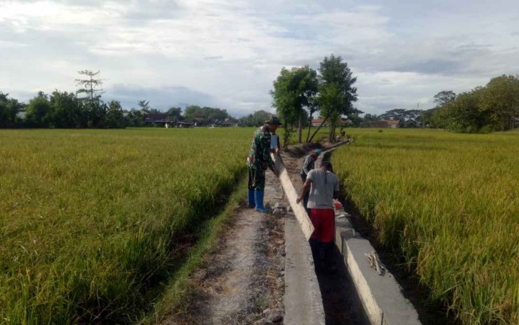 Perbaiki saluran air bersama warga binaan