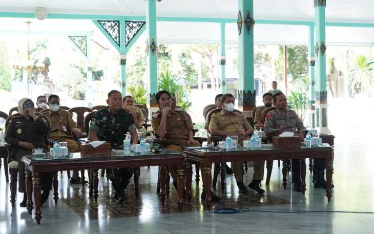 Dandim 0803/Madiun Letkol Inf Meina Helmi saat vidcon bersama Kemendagri 