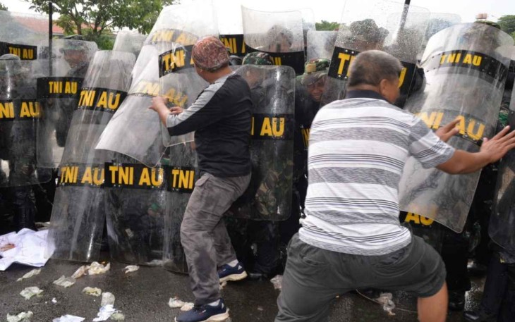 Latihan penanganan huru hara di lanud Iswahjudi 