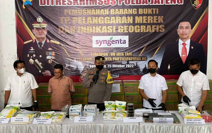 Ditreskrimsus Polda Jateng saat konferensi pers pemusnahan bibit jagung palsu 