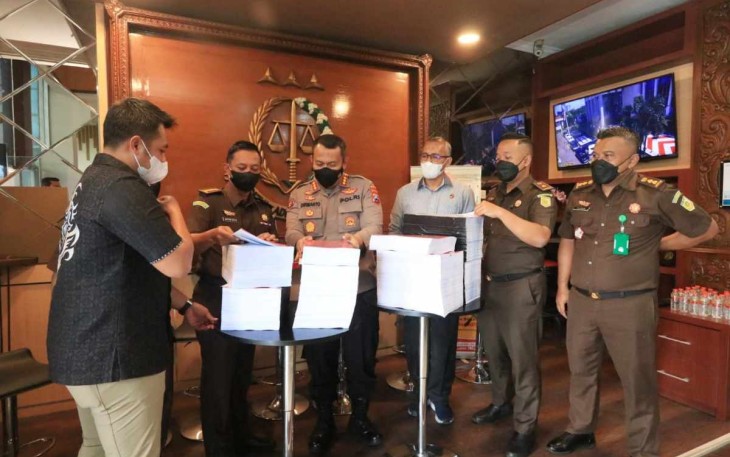 Kabid Humas Polda Jatim Kombes Pol Dirmanto saat penyerahan berkas perkara tragedi Kanjuruhan ke Kajati Jatim