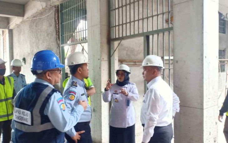 Kadiv Administrasi Yusfini saat supervisi pembangunan Lapas Kelas I Tangerang 