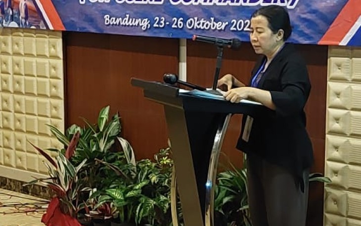 Een Nuraini Saidah saat memberikan sambutan pelatihan personil penanggulangan pencemaran di Bandung 