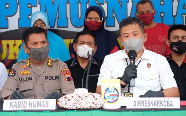 Dirresnarkoba Polda Jateng Kombes Pol Lutfi Martadian saat memberikan keterangan pers pemusnahan barang bukti narkoba jenis sabu 3.4 Kg