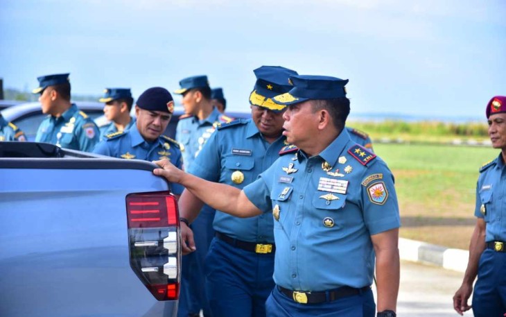Pangkoarmada III Laksda TNI Irvansyah cek kendaraan dinas