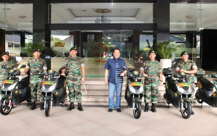 Pangkostrad Letjen TNI Maruli Simanjuntak saat menerima Motor Listrik Bike Smart Elektrik