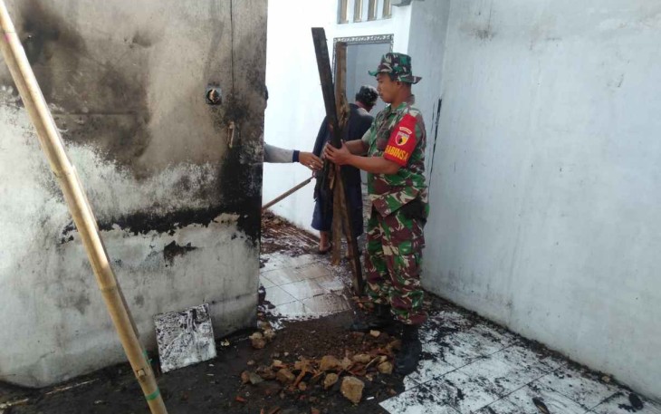 Bersihkan puing pasca kebakaran rumah warga binaan
