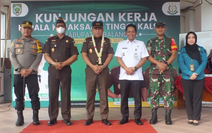 Dandim 1001/HSU-BLG Letkol Inf Dhuwi Hendradjaja saat foto bersama Kajati Kalsel