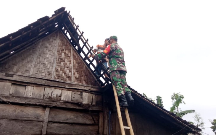 Serda Jojon saat bantu rehab rumah warga binaan 