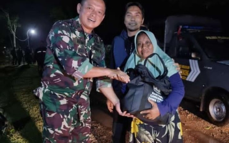 Dandim 0803/Madiun Letkol Inf Meina Helmi saat memberikan bantuan korban angin puting beliung 