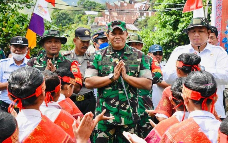Danrem 023/KS Kol Inf Dodi Triwinarto saat menutup TMMD Ke 115 di desa Hasinggahan