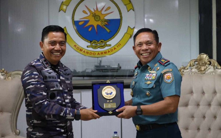 Pangkoarmada III Laksamana Muda TNI Irvansyah saat menerima cenderamata 