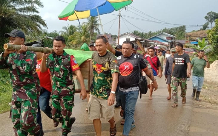 Gotong-royong Bantu pemakaman warga perbatasan 