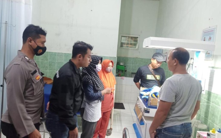 Satreskrim Polres Jepara saat evakuasi bayi di Puskesmas Bangsri