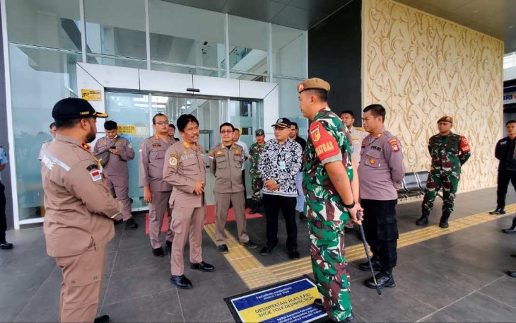 Dansatgas Yonarmed 19/105 Trk Bogani Letkol Arm Edi Yulian Budiargo saat mendampingi kunker pejabat Kementerian Pertanian di Badau