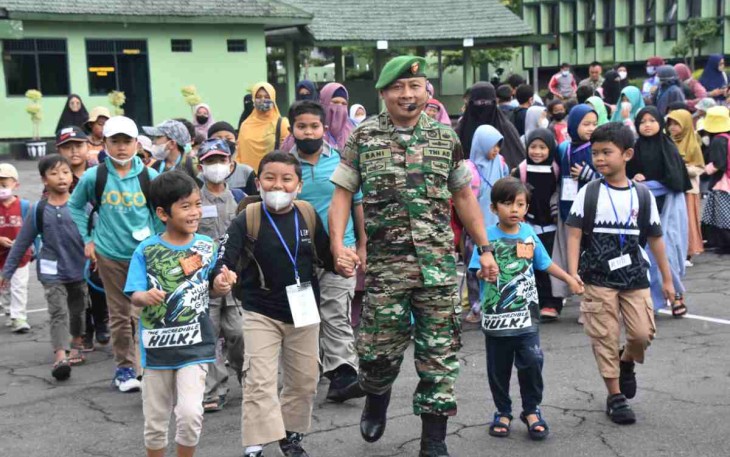 Kasiter Korem 073/Mkt saat mengajak keliling anak-anak di lingkungan Makorem 073/Mkt