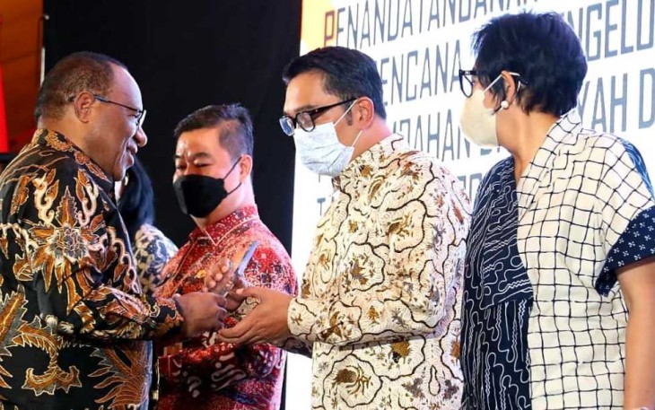 Wamendagri Jon Wempi Wetipo bersama Gubernur Jabar Ridwan Kamil 