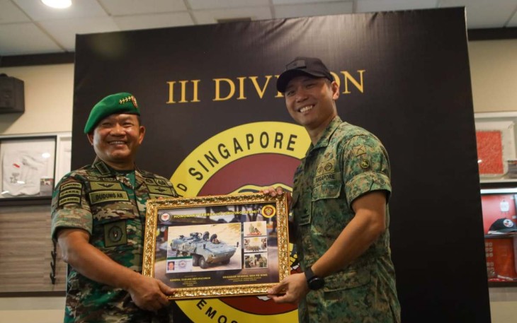 Kasad Jenderal TNI Dudung Abdurachman saat menerima kualifikasi militer dari AD Singapura 