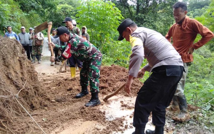Kerja bakti bersihkan material longsor bersama warga binaan