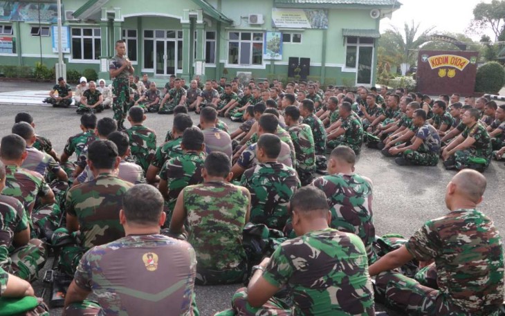 Dandim 0104/Atim Letkol Inf Agus Al Fauzi saat memberikan arahan anggotanya 