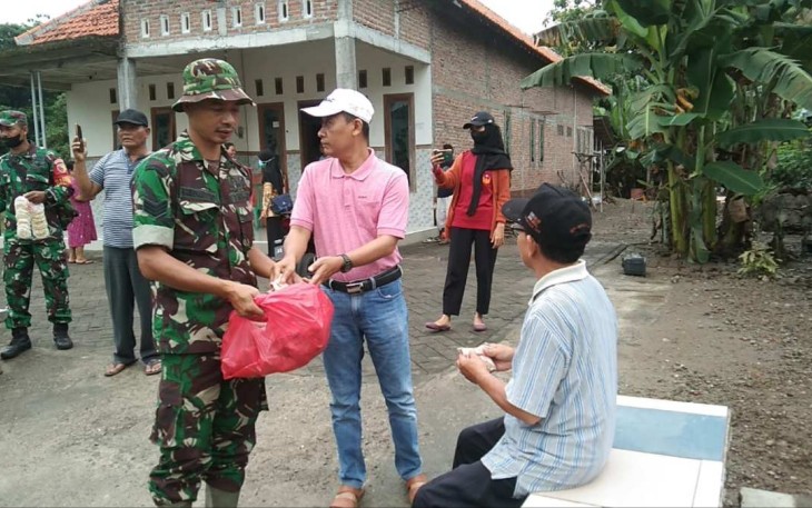 Bagikan nasi bungkus warga terdampak banjir