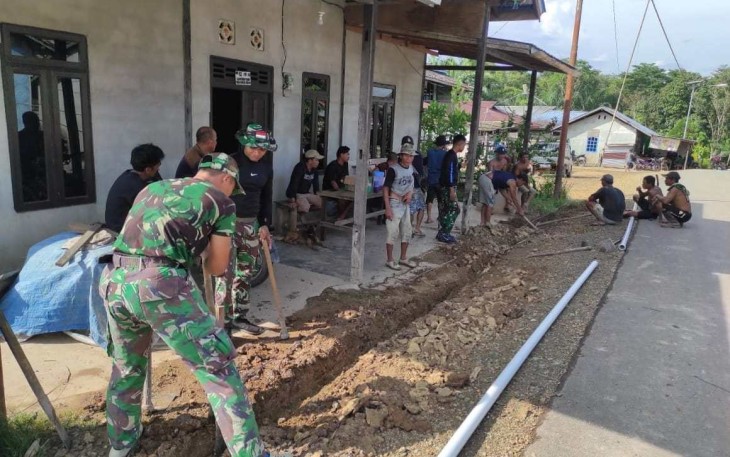 Pemasangan pipa air bersih di perbatasan 