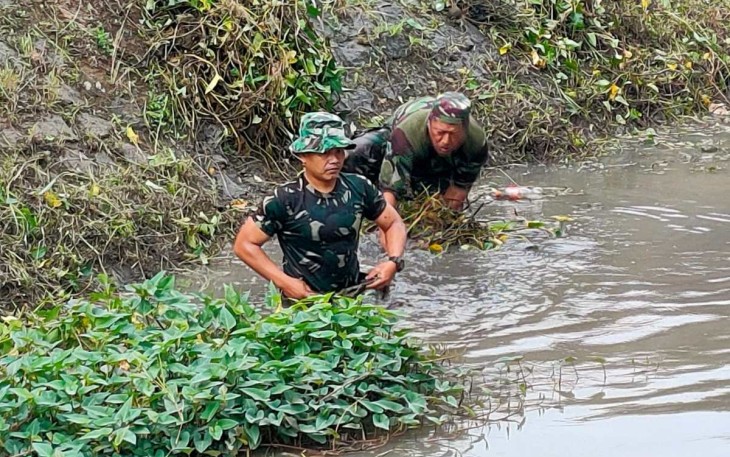 Pembersihan sungai prajurit Kodim 0803/Madiun