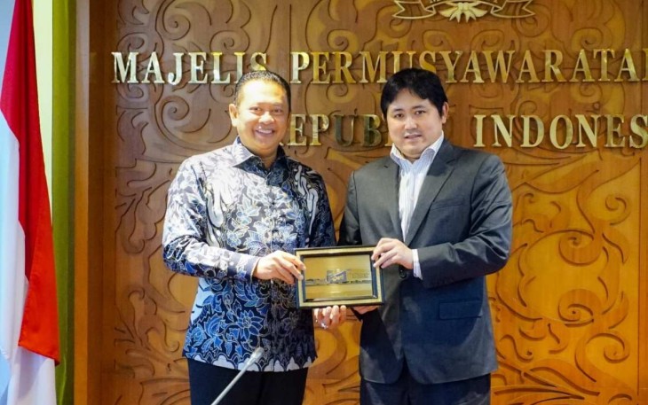 Ketua MPR RI Bambang Soesatyo menerima cenderamata dari Prince Abdul Qawi Brunai Darussalam di Jakarta 