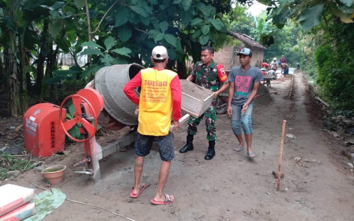 Rabat jalan desa bersama warga masyarakat 