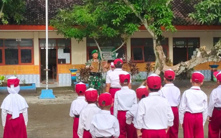 Serma Imam saat pimpin upacara bendera 