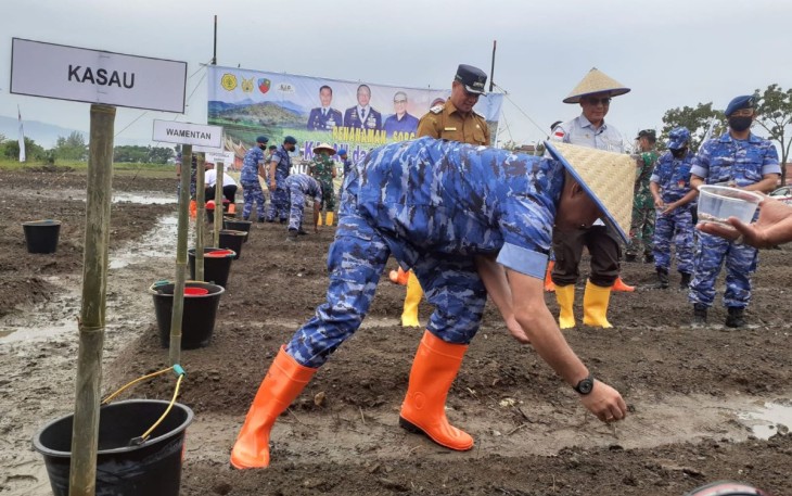 Kasau Marsekal TNI Fajar Prasetyo saat menanam sorgum di lahan lanud SUT Padang, Selasa (29/11)