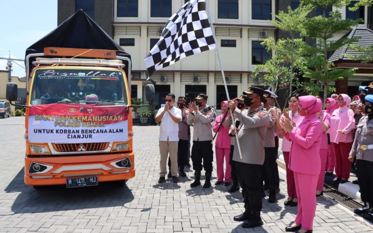 Kapolres Demak AKBP Budi Adhy Buono saat melepas bantuan korban gempa Cianjur di Mapolres Demak, Selasa (29/11)
