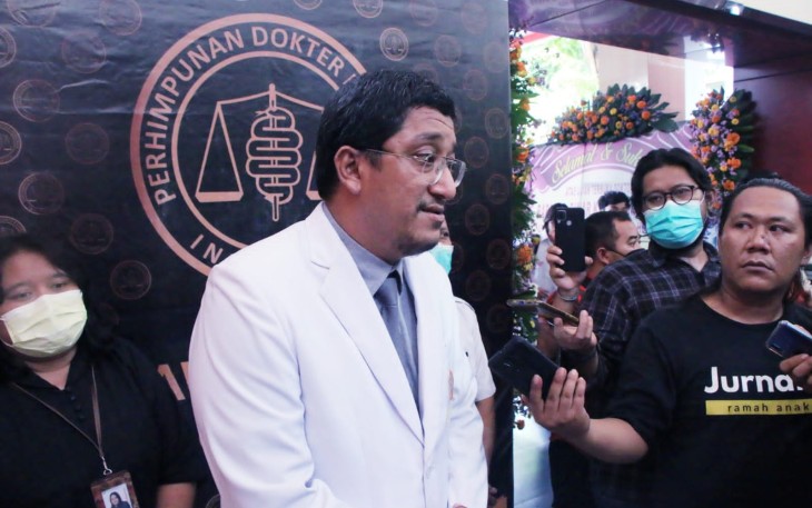 Ketua PDFI Jatim DR dr Nabil Bahasuan saat memberikan keterangan pers di Universitas Airlangga Surabaya, Rabu (30/11)